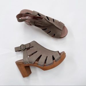 DANSKO Women's Decatur Demetra Open Toe Leather Sandal Taupe Nubuck 41 10.5